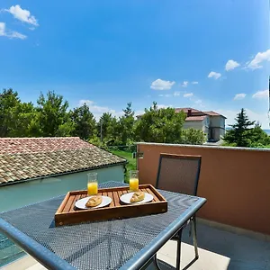 Villa Cascada With Private Jacuzzi And Private Parking, Starigrad-Paklenica